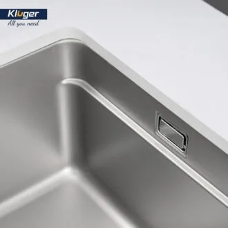 Chậu rửa bát Kluger KU8844FS lắp âm bàn bếp, thiết kế phong cách Châu Âu hiện đại - Góc bo và thoát tràn