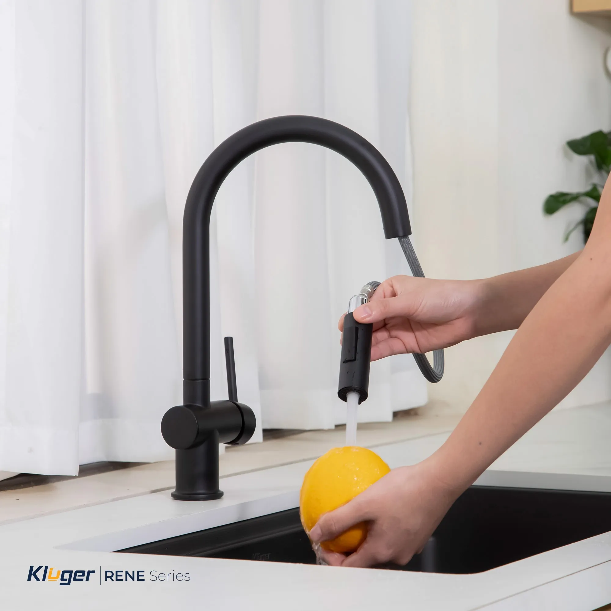 Vòi rửa bát Kluger KLF0008SB màu đen dây rút nóng lạnh thế hệ mới