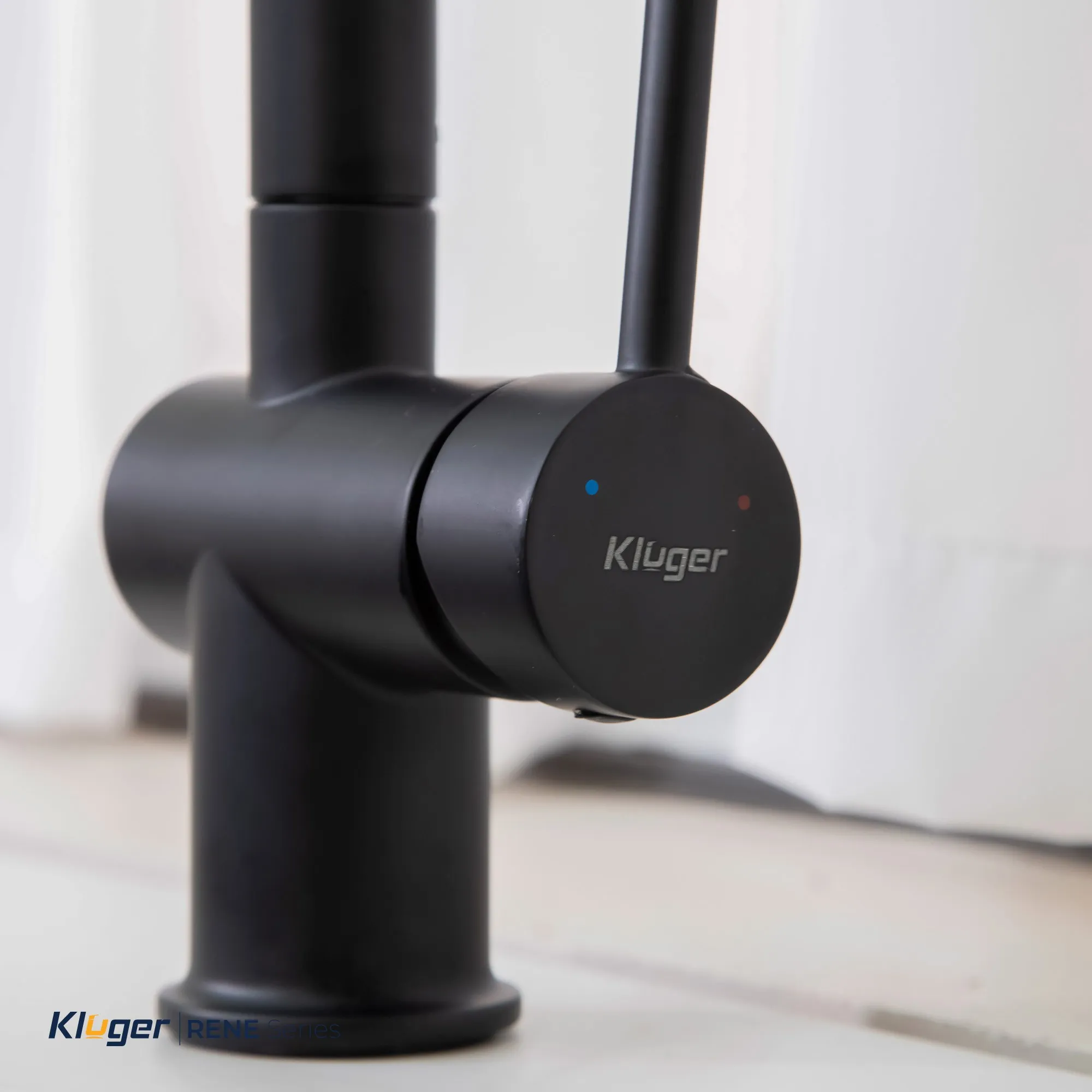 Vòi rửa bát Kluger KLF0008SB màu đen dây rút nóng lạnh thế hệ mới