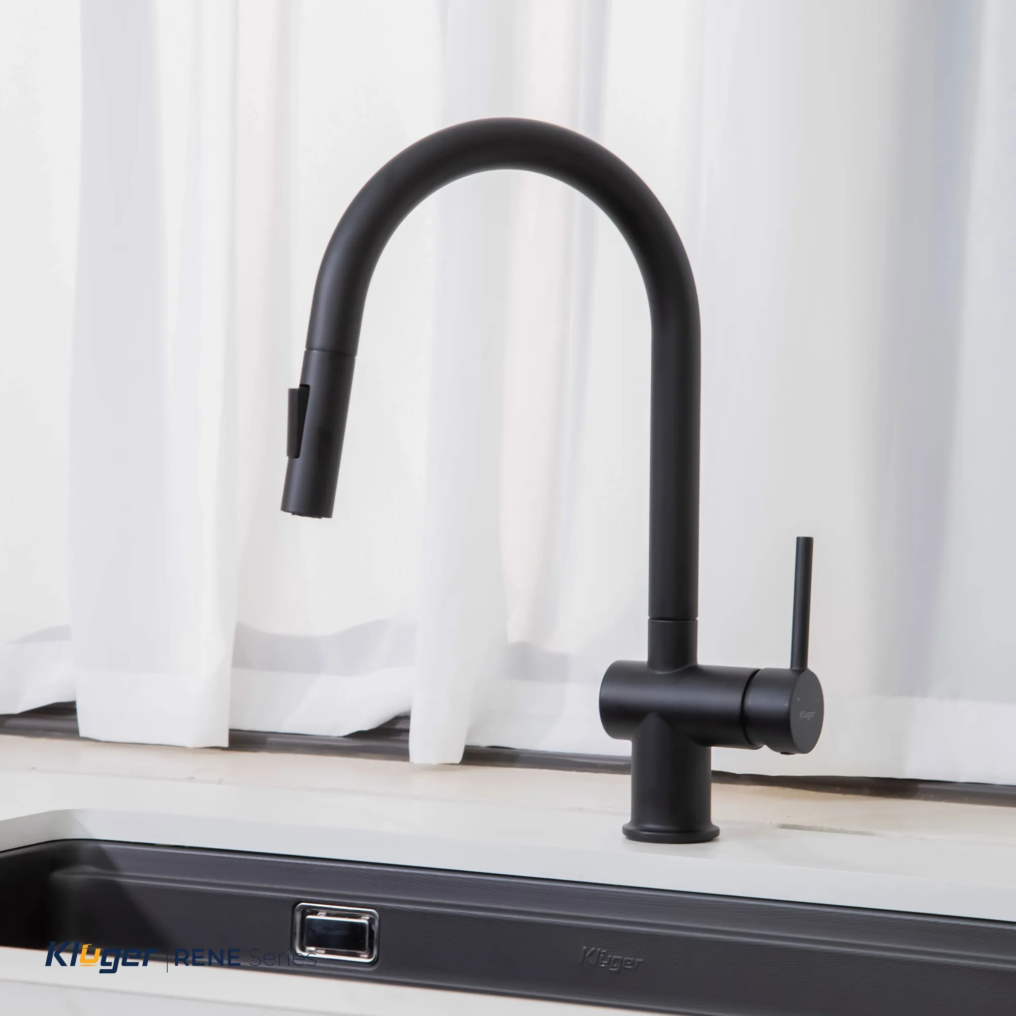 Vòi rửa bát Kluger KLF0008SB màu đen dây rút nóng lạnh thế hệ mới
