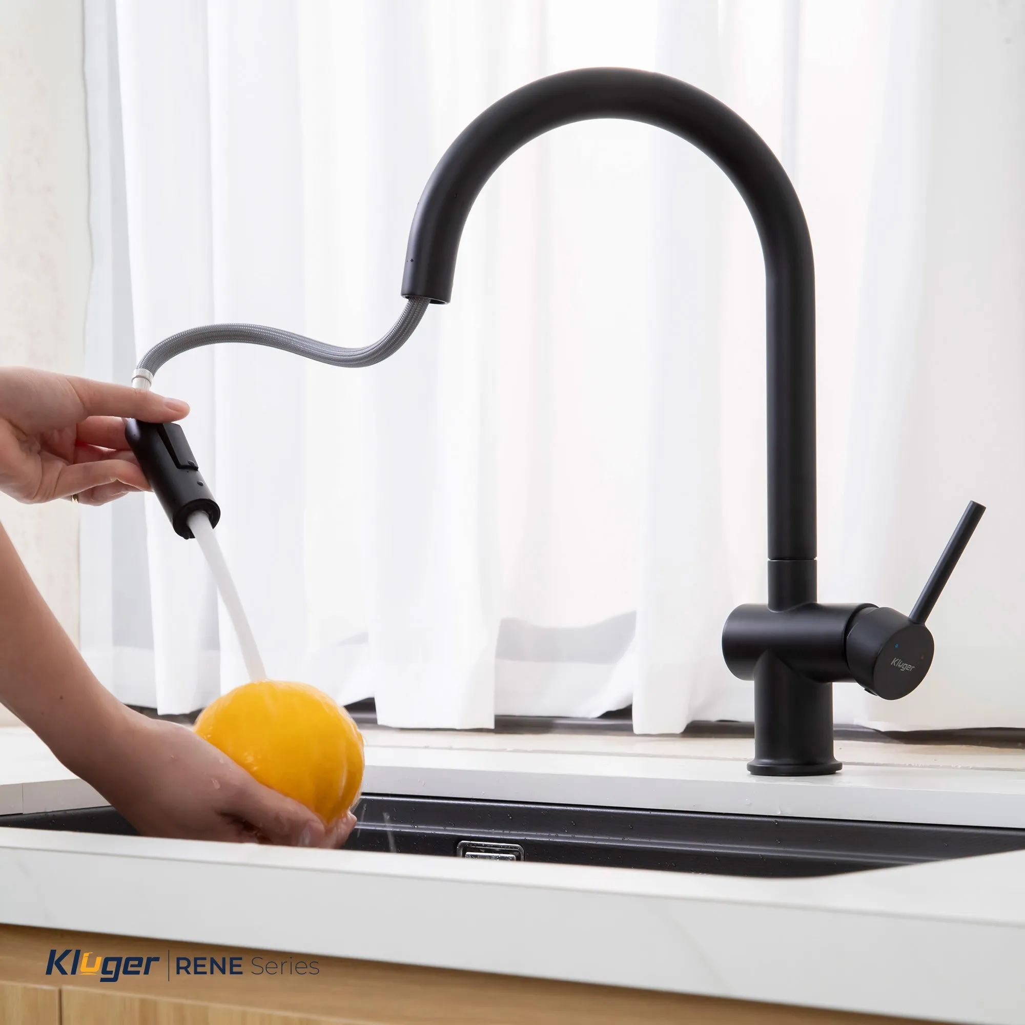 Vòi rửa bát Kluger KLF0008SB màu đen dây rút nóng lạnh thế hệ mới