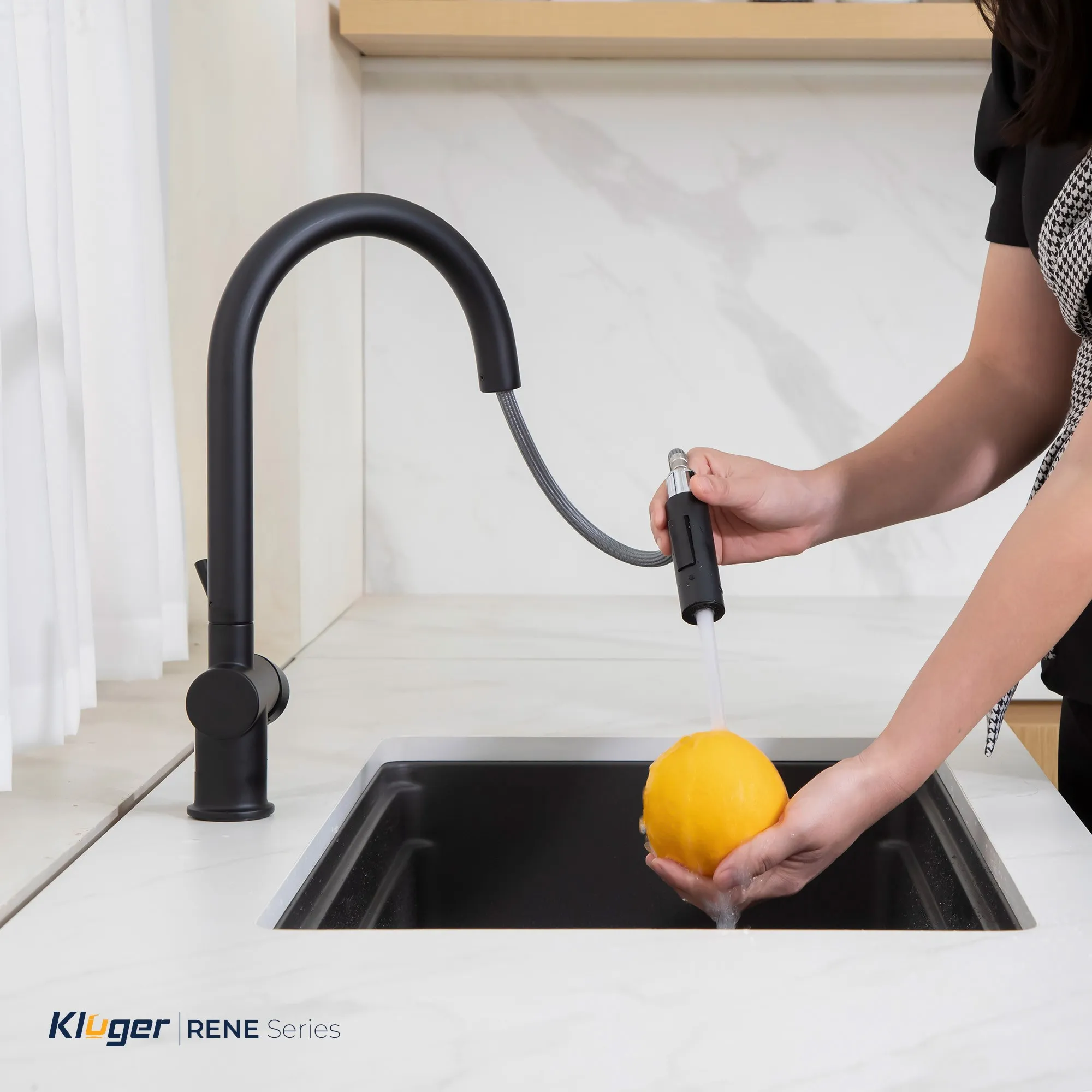 Vòi rửa bát Kluger KLF0008SB màu đen dây rút nóng lạnh thế hệ mới