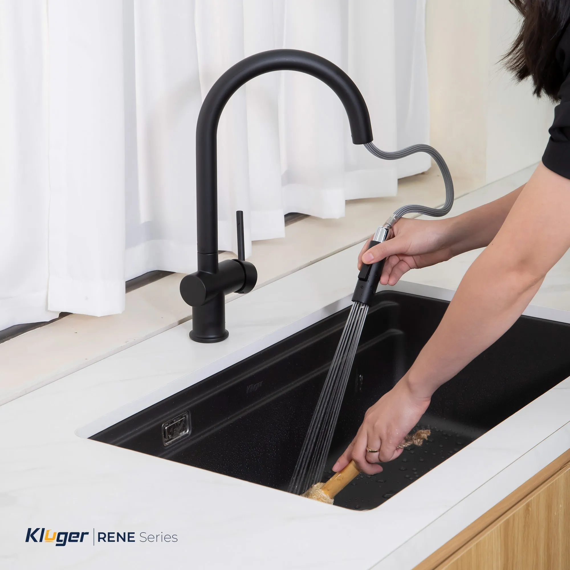 Vòi rửa bát Kluger KLF0008SB màu đen dây rút nóng lạnh thế hệ mới