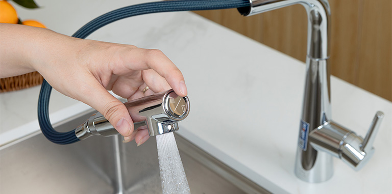 Vòi rửa bát Kluger KLF0013SC dây rút sử dụng tiện nghi Vòi rửa bát Kluger KLF0013SC dây rút sử dụng tiện nghi
